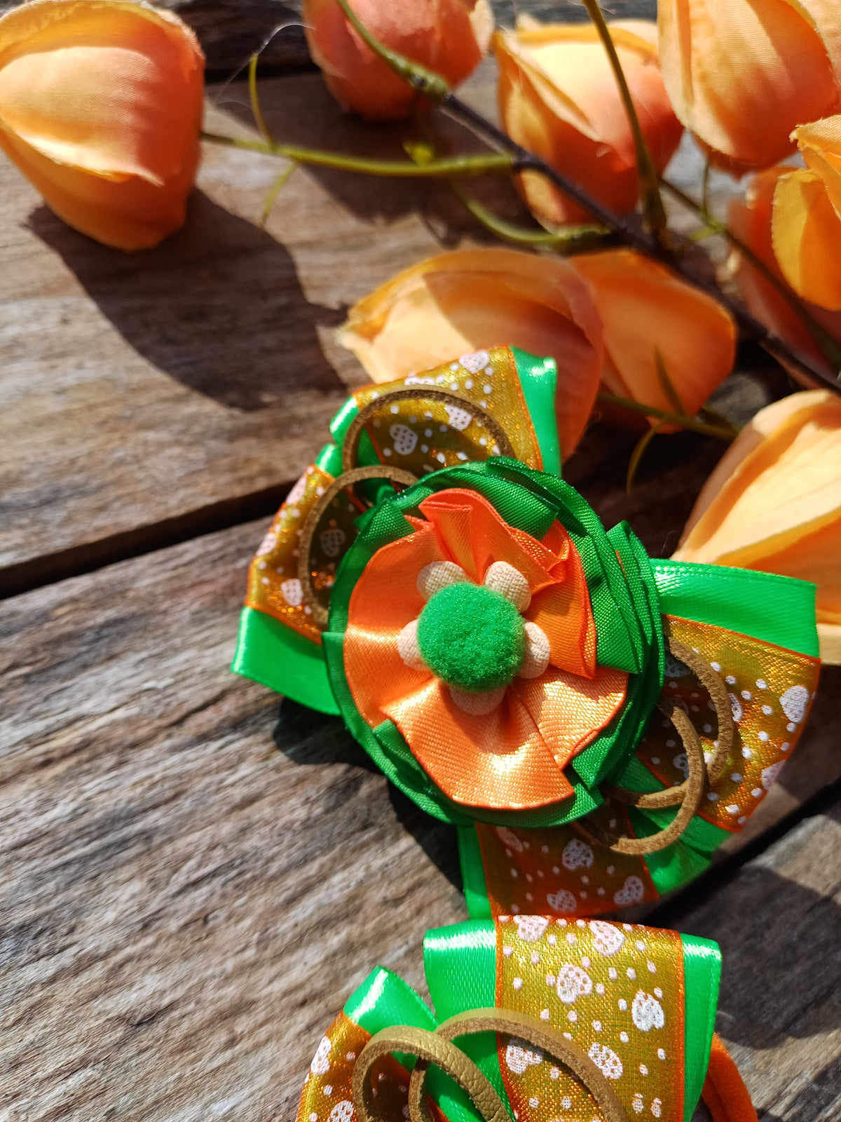Gumelės su oranžine gėlyte