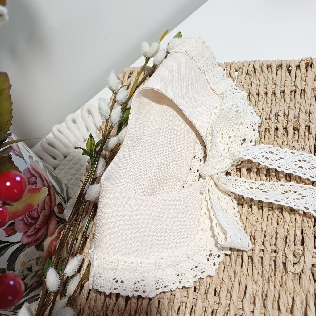 Rankų darbo, lininė apykaklė mergaitei - beige spalva